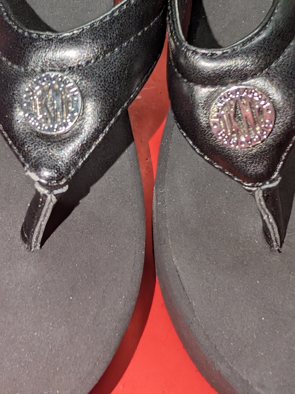 DKNY Donna Karan NY Platform Wedge Flip Flops Sandals Black Logo Size 9 NWT New - Picture 2 of 5